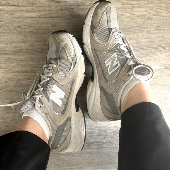 Used New Balance Sneakers - Picture 1 of 1